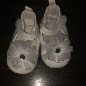 White dress shoe size 4